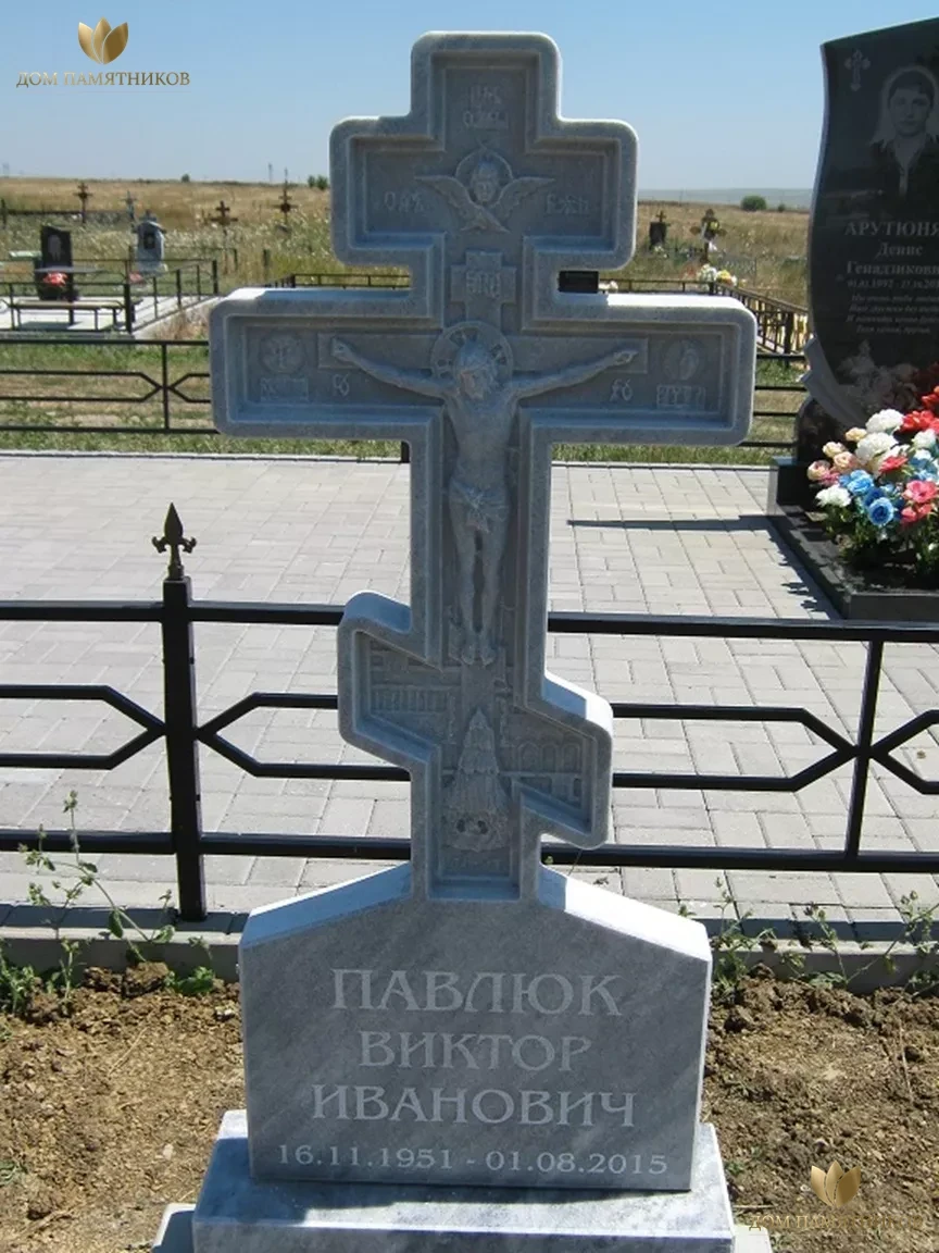 Памятник из мрамора Крест с распятием