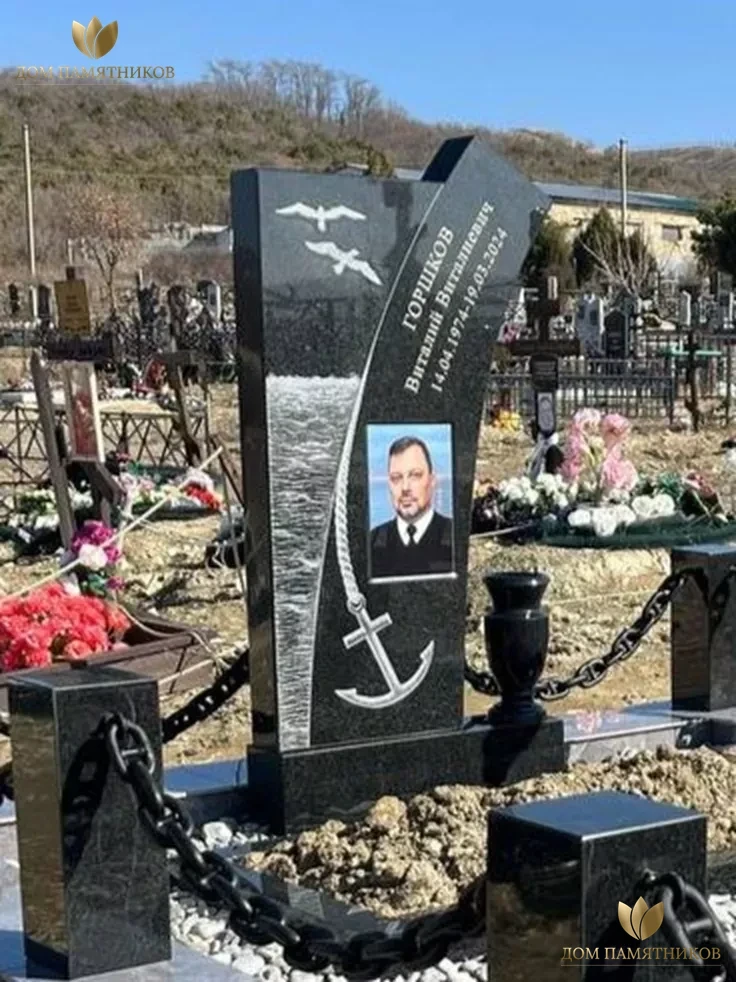 Памятник из гранита Моряк 22