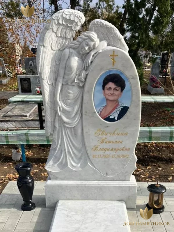 Элитный памятник Ангел с розой
