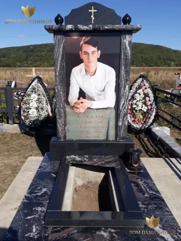 Элитный памятник Амфиболит 34